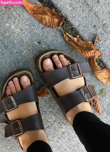 Caitlin Claessens naked model photos