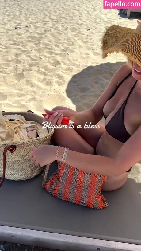 Hello__iris model exclusive photo