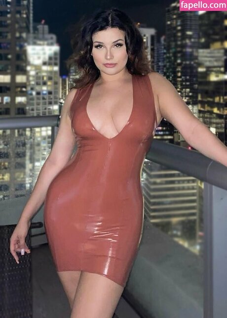 Kelly Tayler sexy actress gallery