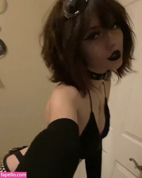 Trinity Manaj nude model archive