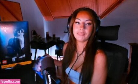 Honeyxxo naked model pictures