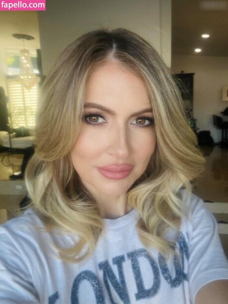 Gigi Dior star naked images