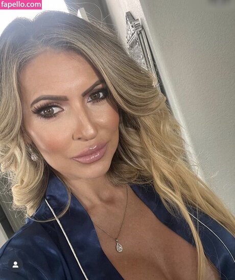 Gigi Dior model free picture