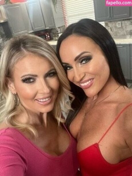 Gigi Dior model hot pics