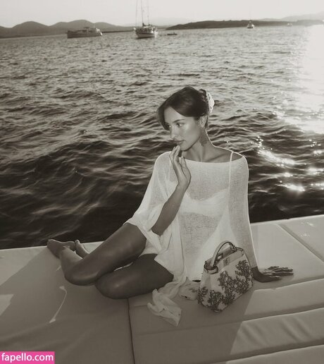 Alexandra Saint Mleux nice model picture