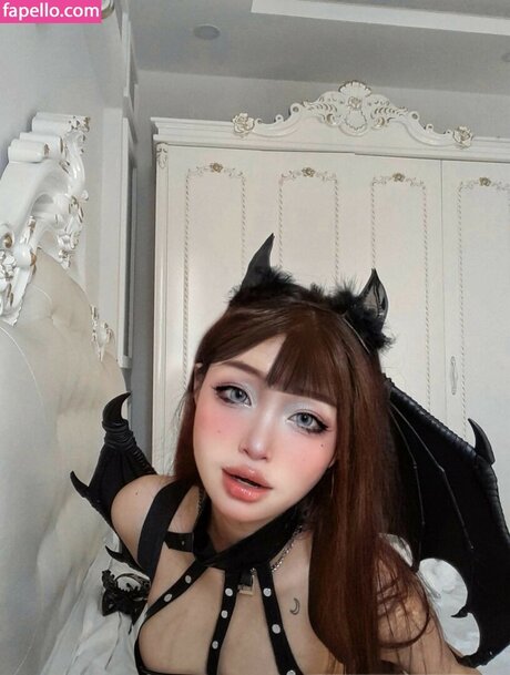 sullie sullil nude model pic