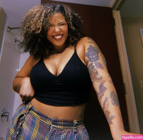 Willow Nightingale nice star pic