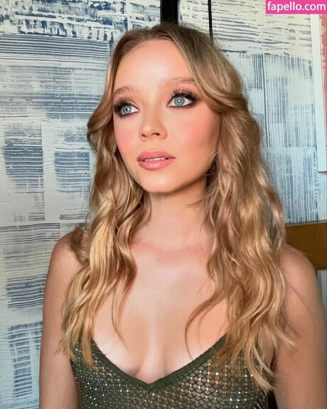 Madeleine Arthur nice model img