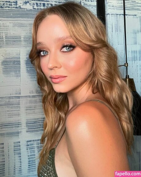 Madeleine Arthur hd actress pic