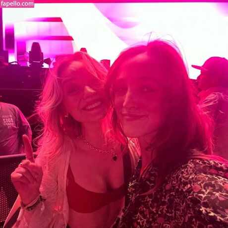 Madeleine Arthur star sex pictures