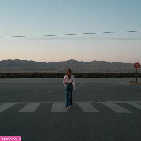 Madeleine Arthur nude actress photos