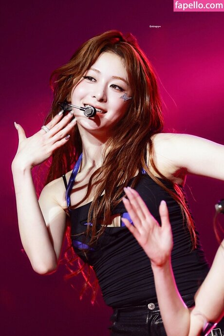 Huh Yunjin_ sexy star img