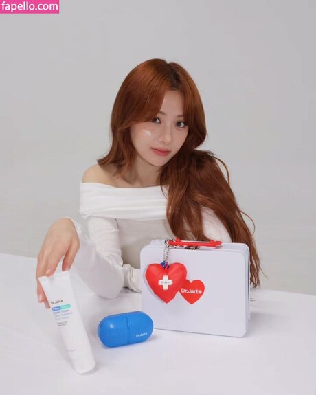 Huh Yunjin_ star art archive