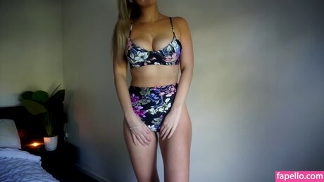 Simply Kel ASMR model sexy photo