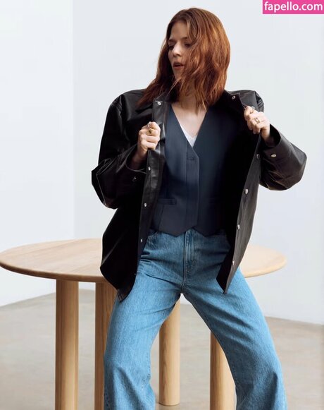 Rose Leslie porn actress img