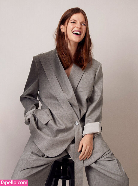 Rose Leslie porn model image