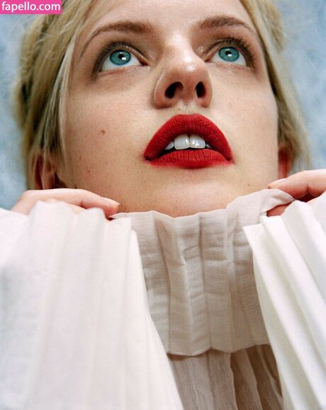 Elisabeth Moss star sexy img