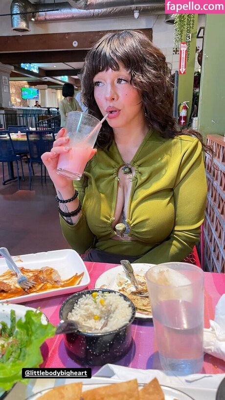 Melanie Martinez star perfect photo