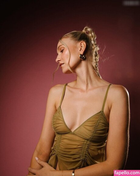 Carolin Niemczyk naked actress pic