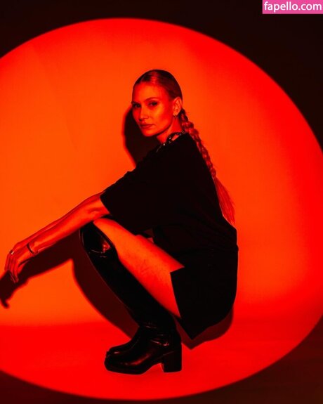 Carolin Niemczyk art model images