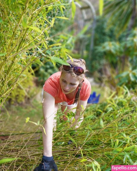 Hands On Katie model hot pics