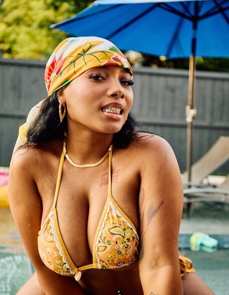 kortynie model naked photo