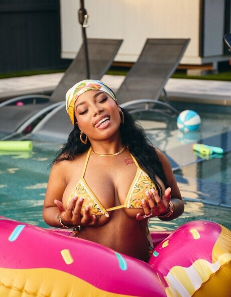 kortynie nude model gallery