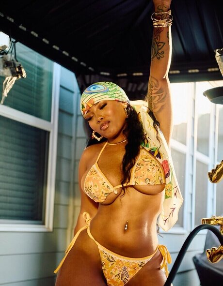 kortynie erotic pornstar image