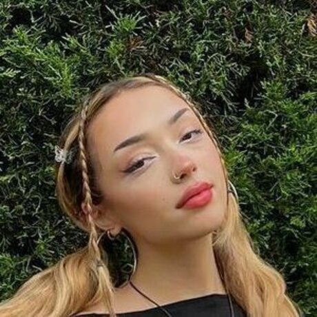 V QX star porn photos