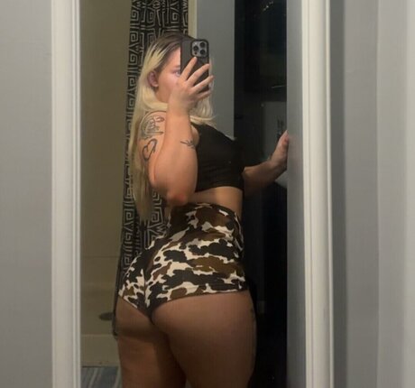 Ivy Malibu model nude pic