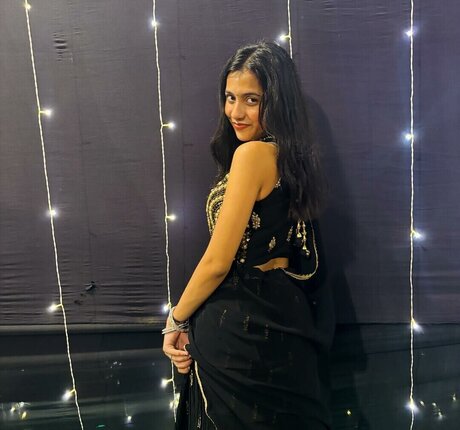 Divya Deshmukh star nice photo