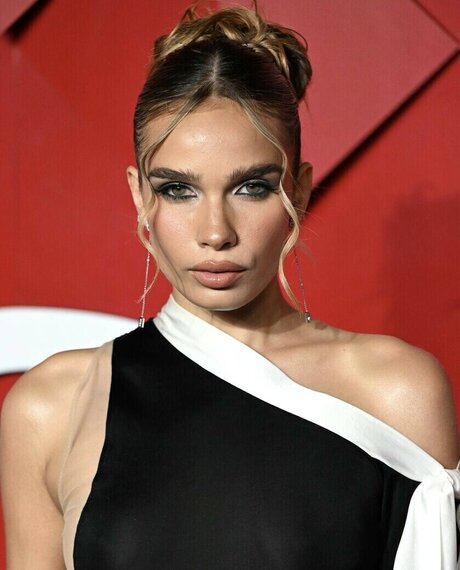 Hana Cross model perfect pic