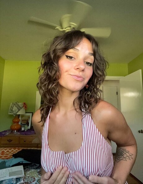 Leyla Ingalls model hot pic