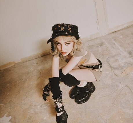 female popular onlyfans sexy nude pic