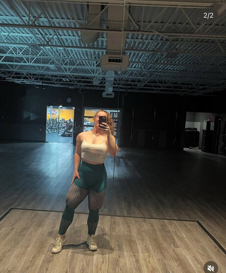 Mackenzie Suggs model hot pictures