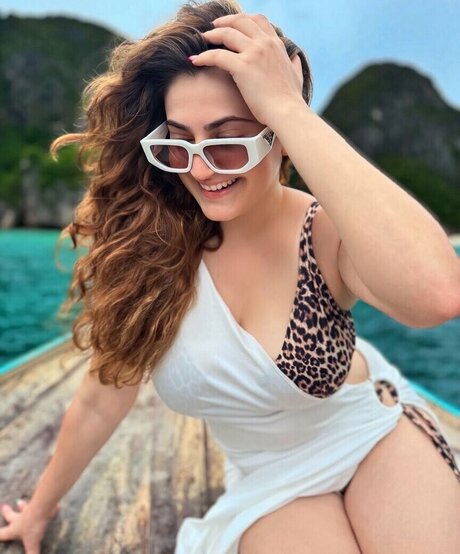 Shivaleeka Oberoi beautiful star picture