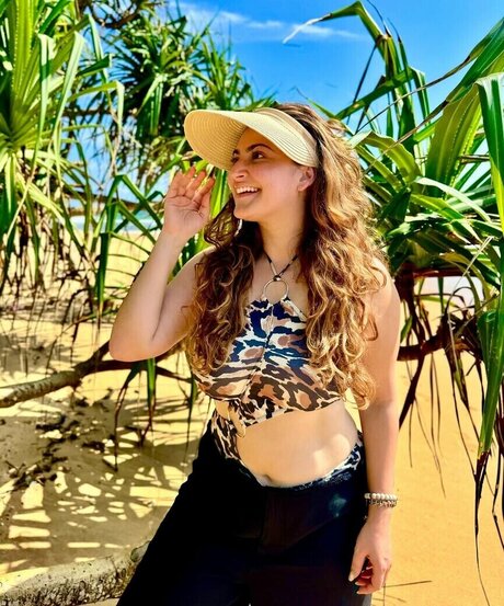 Shivaleeka Oberoi model free pic