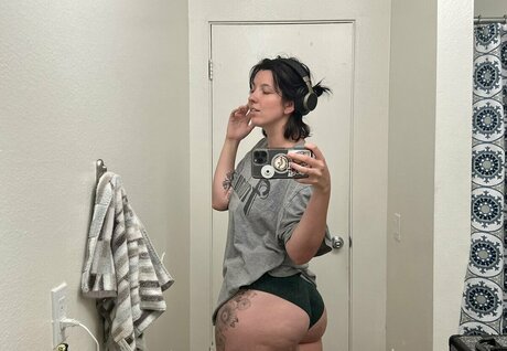 Sunny Sunrays pornographic model pic