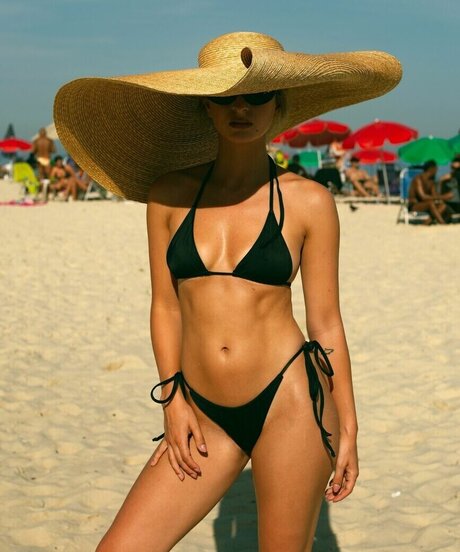 izzipoopi naked actress gallery