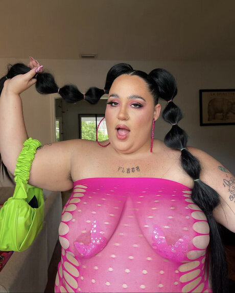 Mami Issues model beautiful pictures