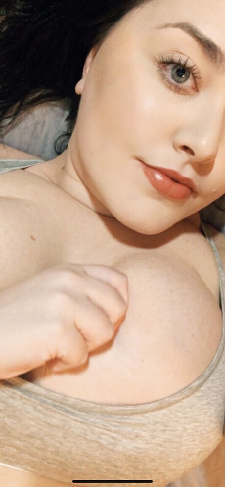 Curvy Cutie model nudes img