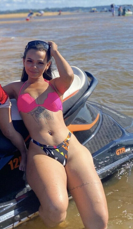 Emillyrlima model top pic