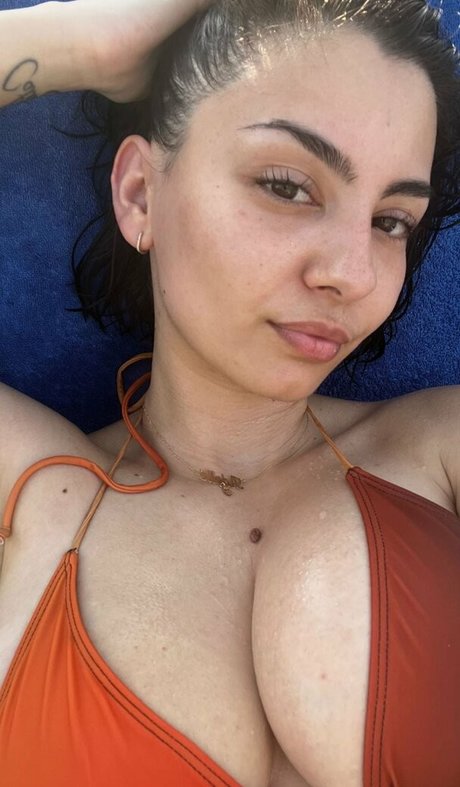 Adelaide T sexy model image