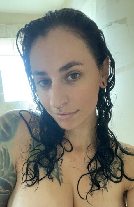 sentientbees2 exclusive model image