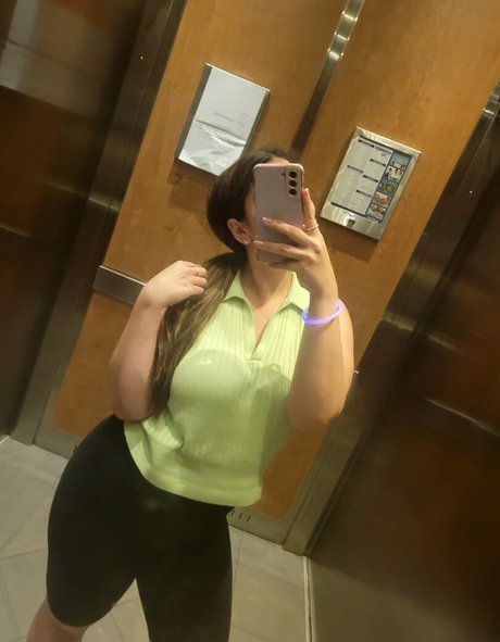 Minnie Silva naked model picture