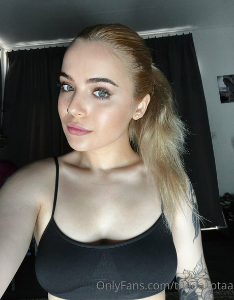 thedakotaa top model photos