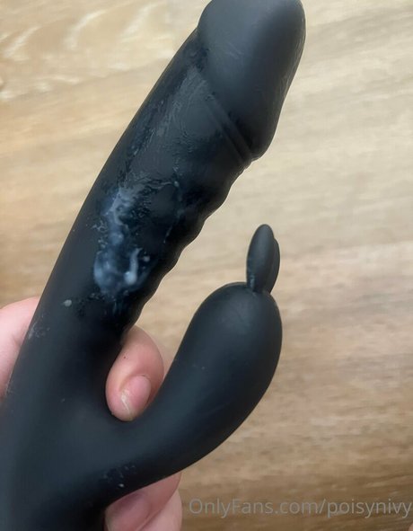 Poisynivy model naked img