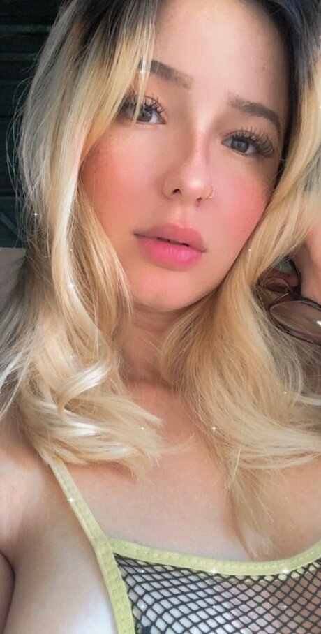 Pearl Pink_ hot actress picture