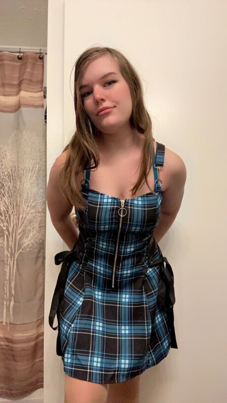 _Peachy Bella_ naked model pictures