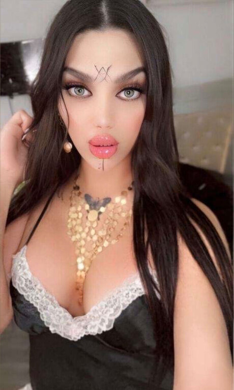 Eva Karam star sexy img